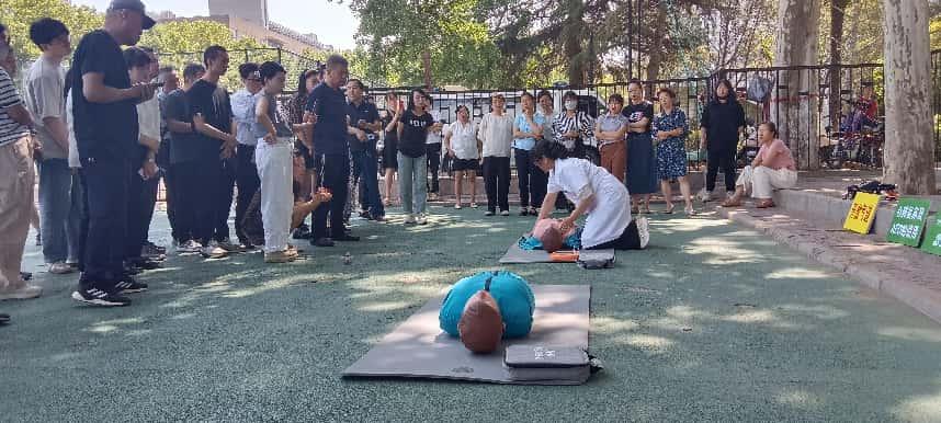 雁塔校区操场一角:直属部门、离退休工会工作人员 雁塔校区操场一角:直属部门、离退休工会工作人员