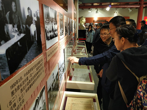马书记跟教师们交流文件内容_副本.jpg