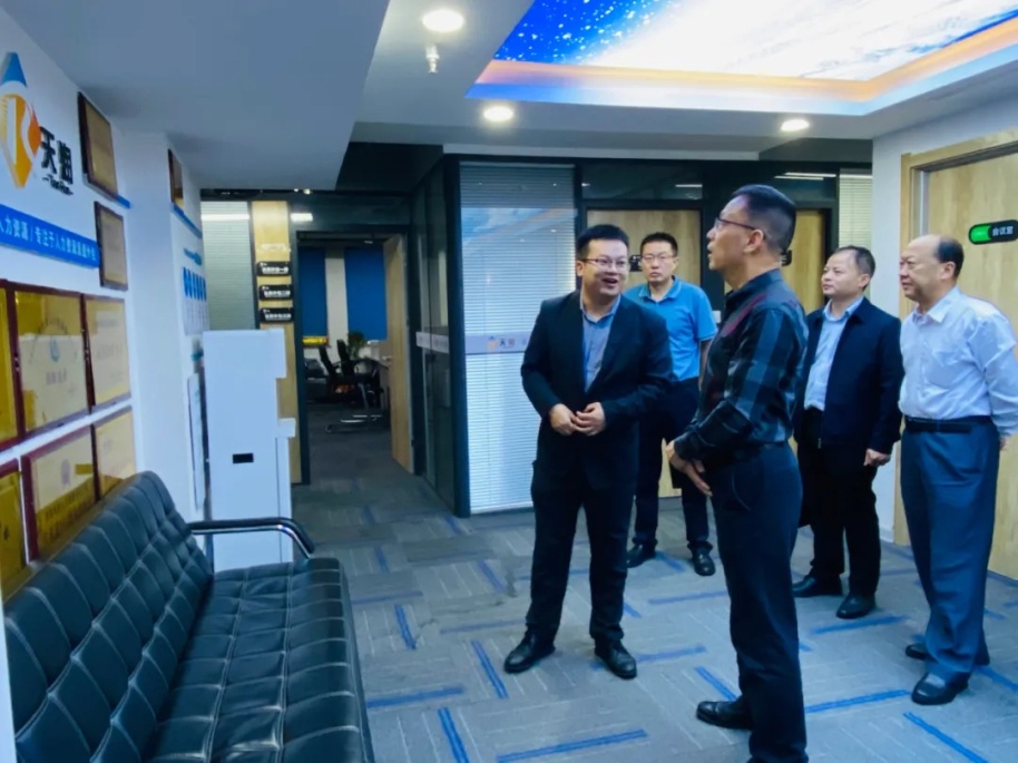 校党委副书记雷西合带队走访校友企业