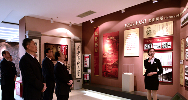 参观校史馆.jpg