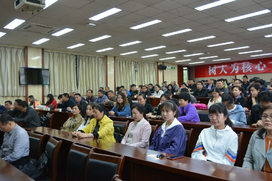 职工集体学习.jpg