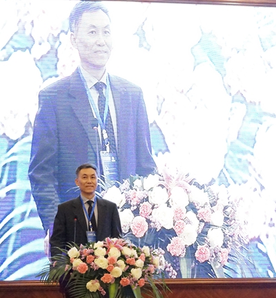 1西安石油大学屈展校长到会致辞 - 副本.jpg