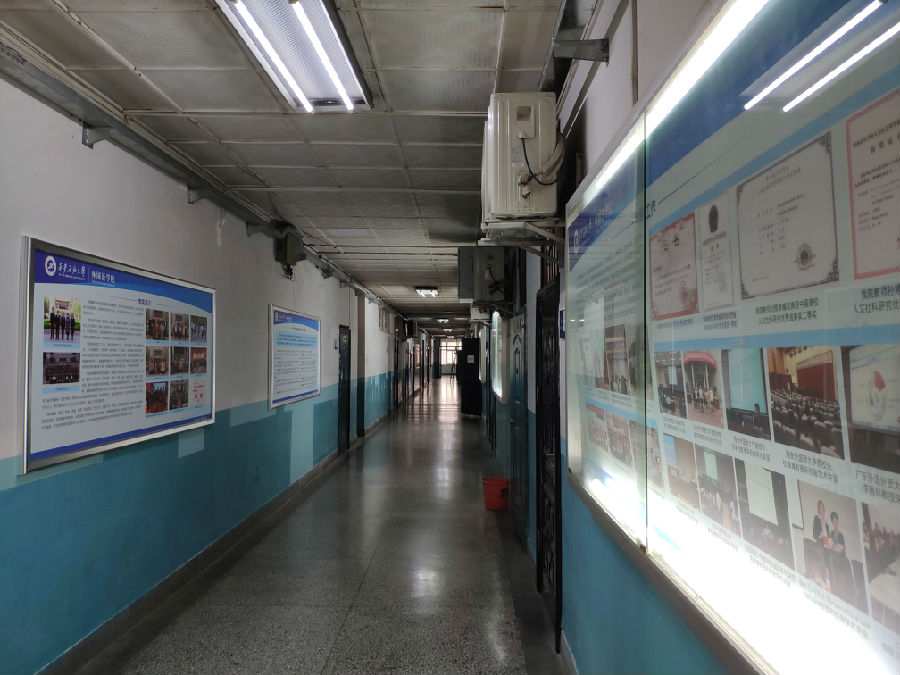 学院展板.jpg