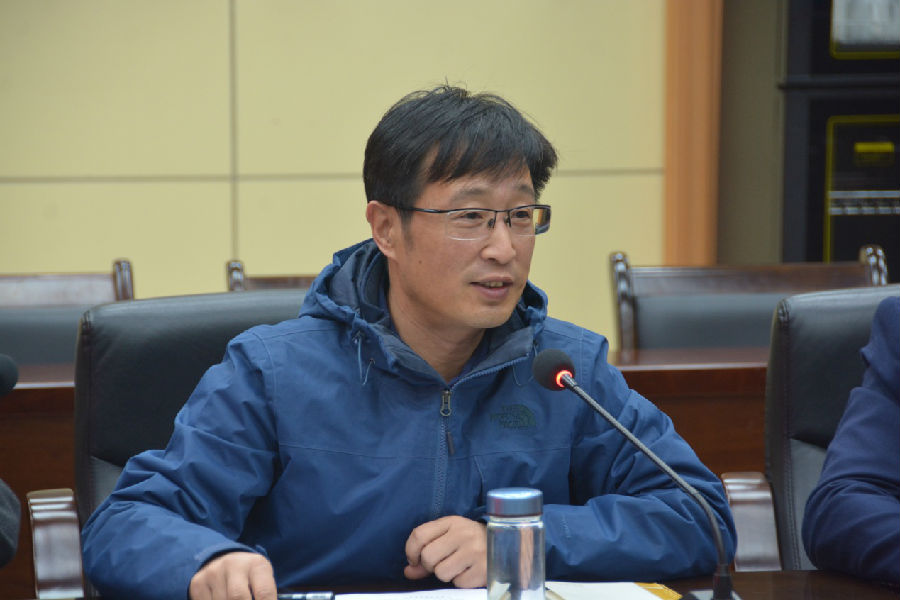 苏文甫副校长为部分处科级干部讲授党课.jpg