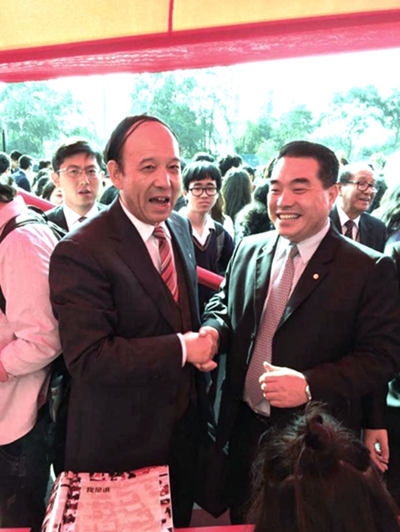 秘鲁中资企业协会副会长、中石油秘鲁国家公司总经理陈金涛到我校展台与赛云秀书记进行亲切交谈 - 副本.jpg