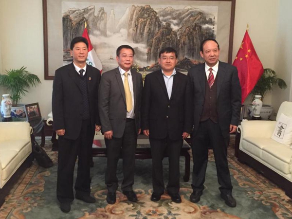 中国驻秘鲁大使贾桂德与代表团领导合影.jpg