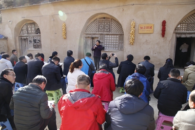 习近平在梁家河插队时期的房东刘金莲大娘、梁家河老支书石春阳还讲述了习近平总书记在梁家河期间一心为民,与村民同甘共苦,艰苦奋斗的事迹.JPG