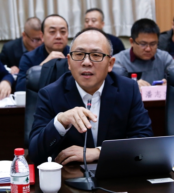何荣讲话.jpg